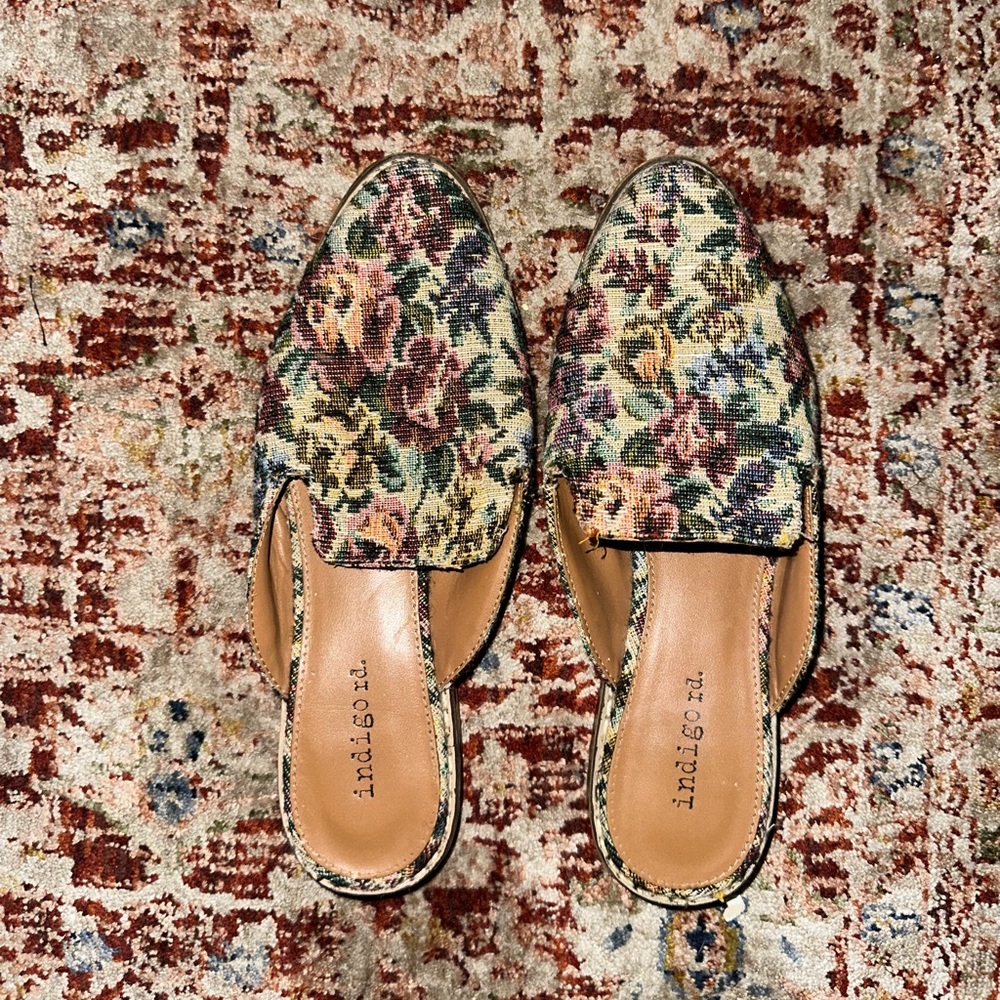 INDIGO RD Floral Hayze Womans Mule Embroidered Tapestry size 6